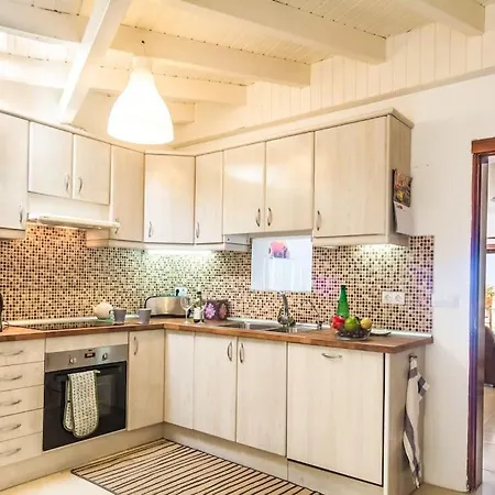 Stunning Views Private 5 Mins To Town Shops Villa *