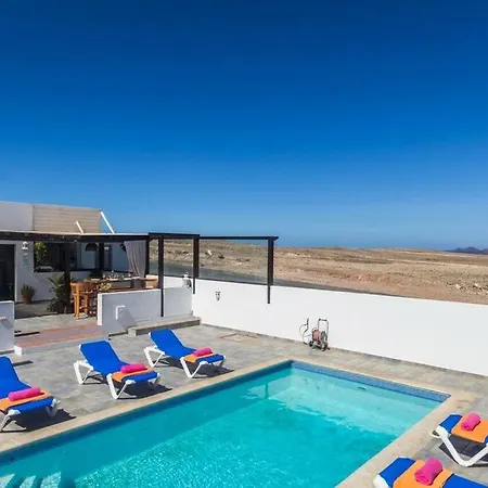 Stunning Views Private 5 Mins To Town Shops Villa